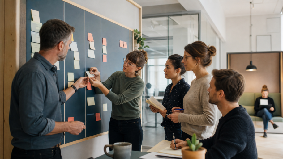 Illustration éditoriale pour Potentialiser les équipes sans les épuiser : six leviers pour un management exigeant et soutenable